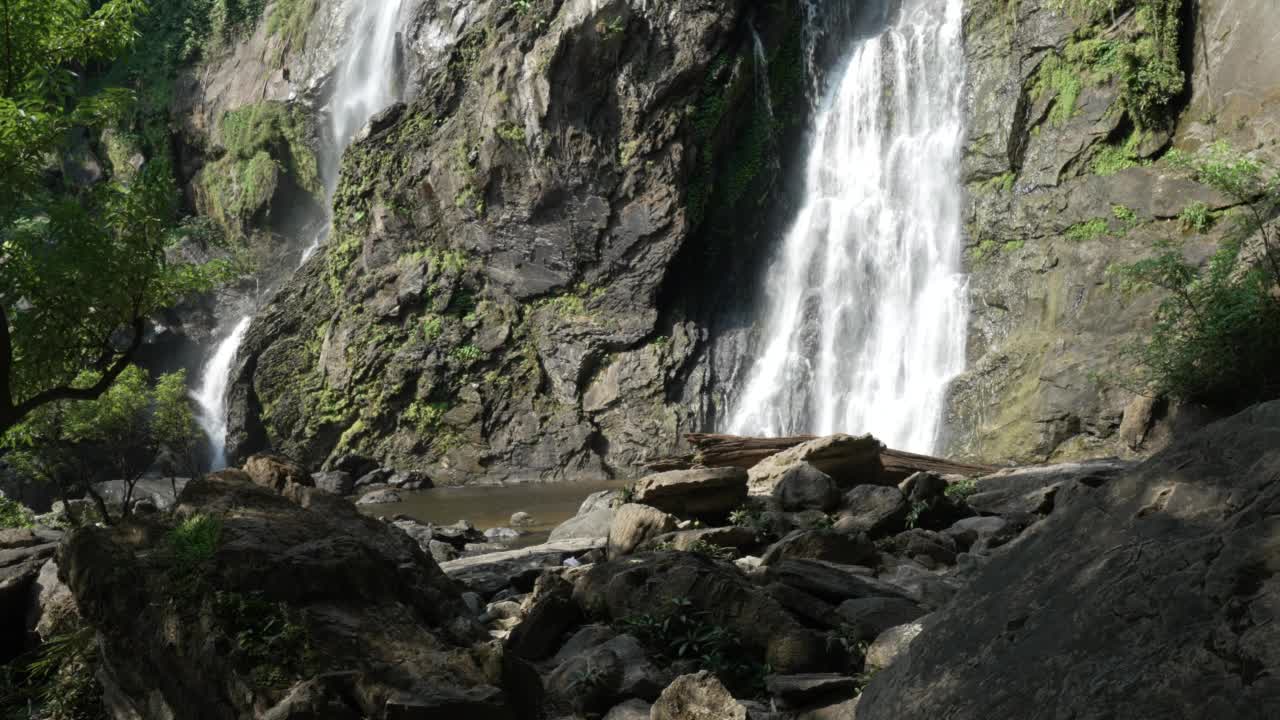 Khlong Lan Waterfall, Kamphaeng Phet省大瀑布，位于完美的森林中间视频素材