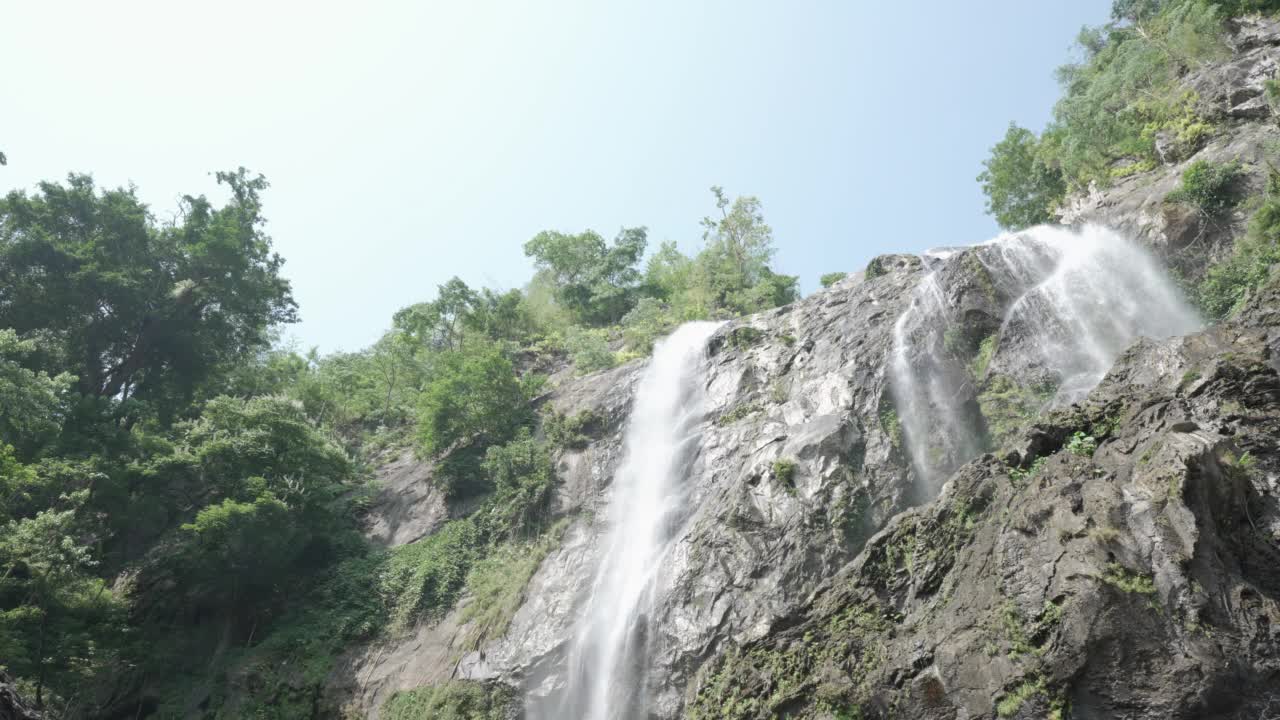 Khlong Lan Waterfall, Kamphaeng Phet省大瀑布，位于完美的森林中间视频素材