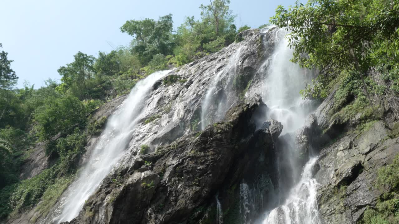 Khlong Lan Waterfall, Kamphaeng Phet省大瀑布，位于完美的森林中间视频素材