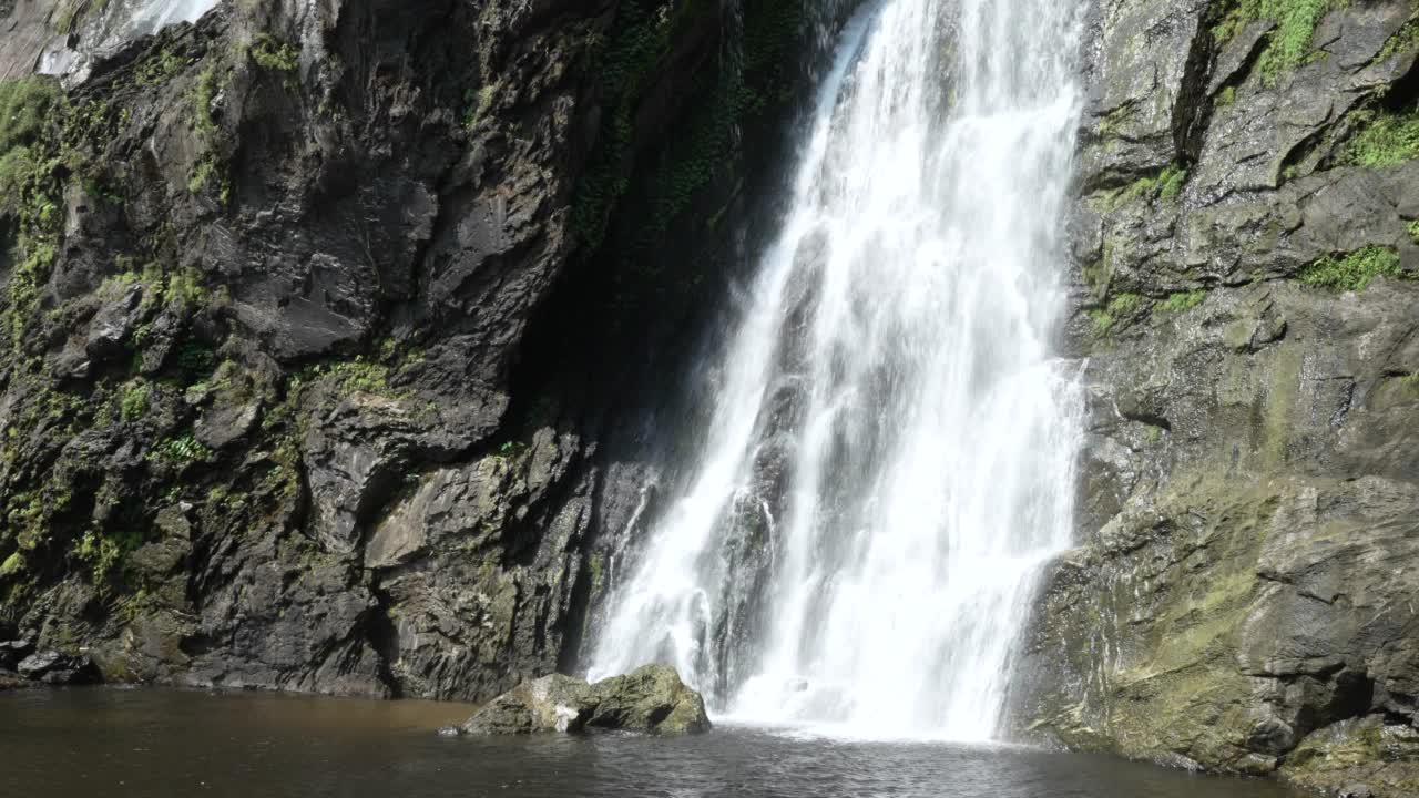 Khlong Lan Waterfall, Kamphaeng Phet省大瀑布，位于完美的森林中间视频素材