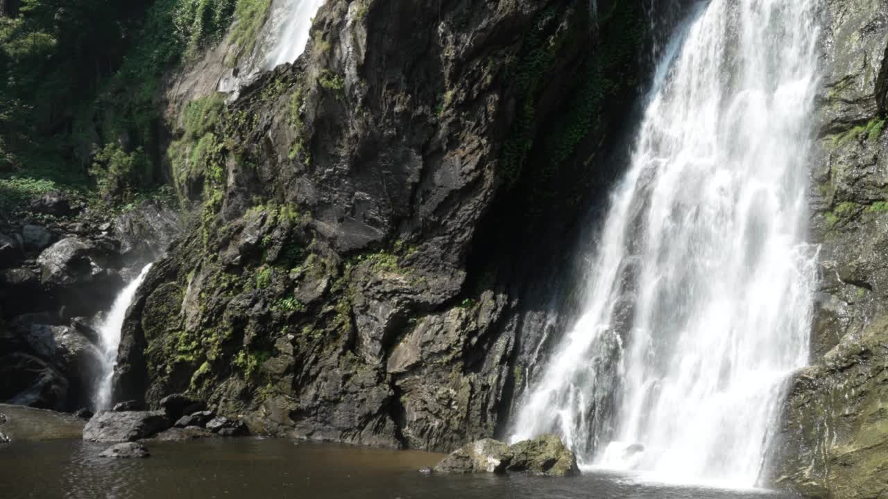 Khlong Lan Waterfall, Kamphaeng Phet省大瀑布，位于完美的森林中间视频素材