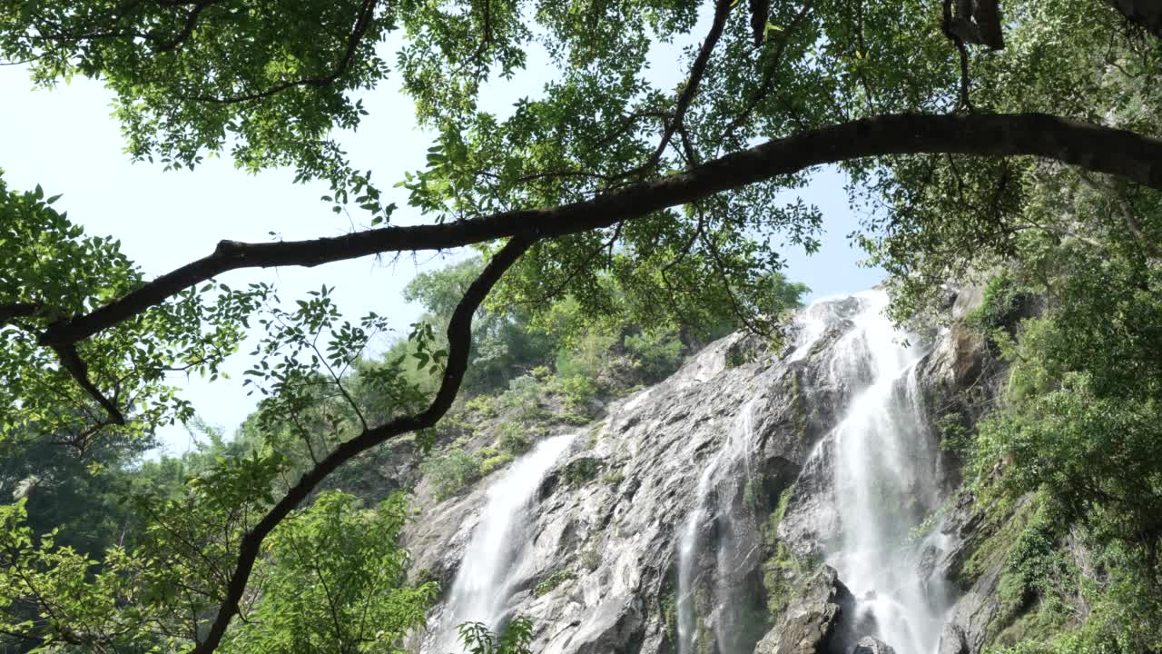 Khlong Lan Waterfall, Kamphaeng Phet省大瀑布，位于完美的森林中间视频素材