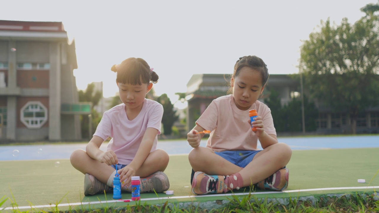 小女孩在吹肥皂泡视频素材