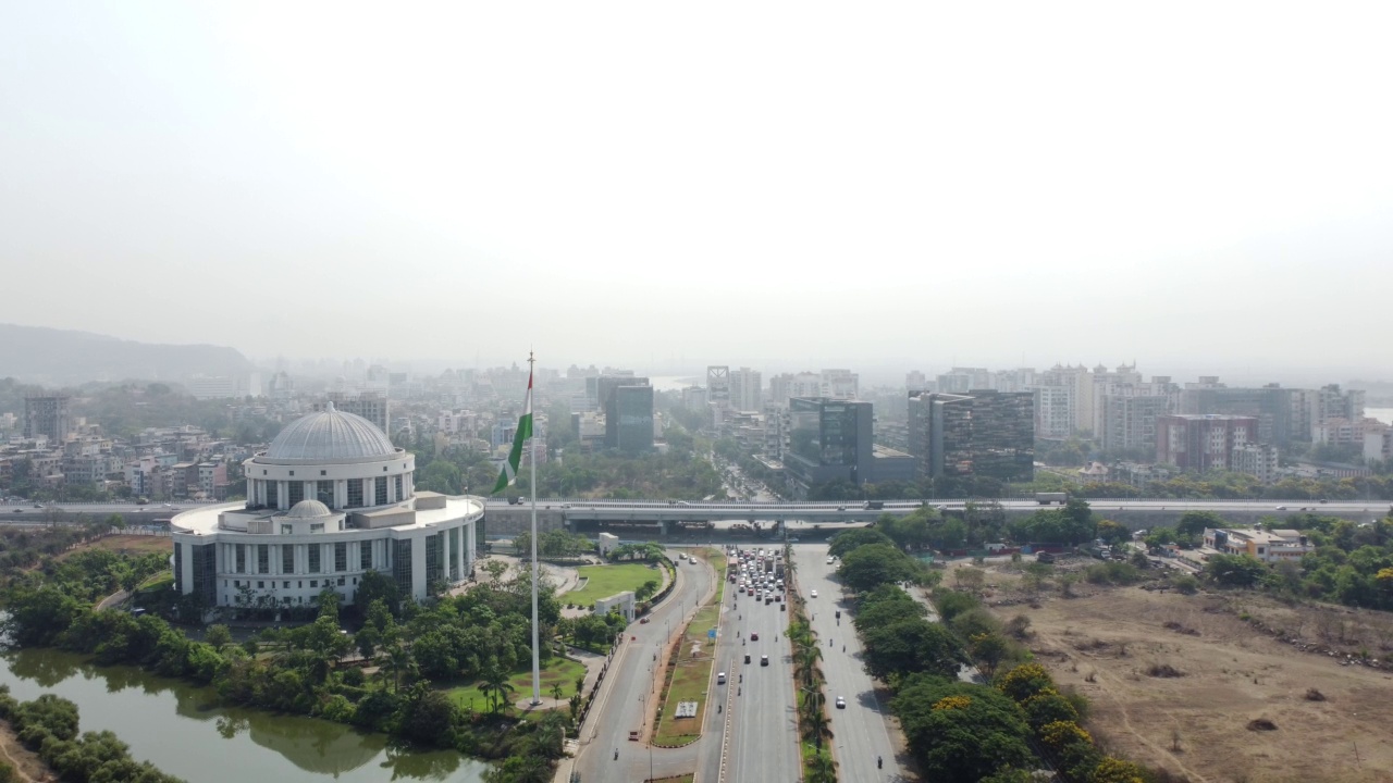 未编辑的视频片段显示新孟买的天际线和新建的多车道高速公路视频素材