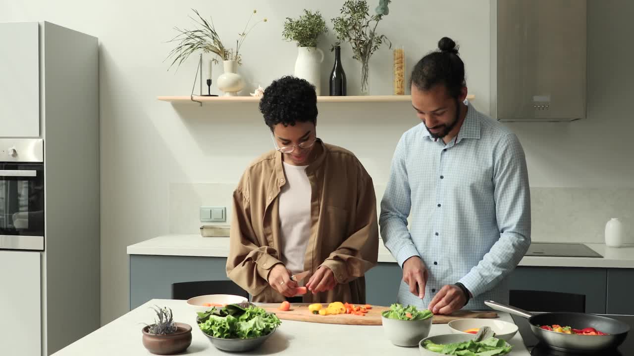 黑人千禧夫妇在自家厨房准备素食视频素材