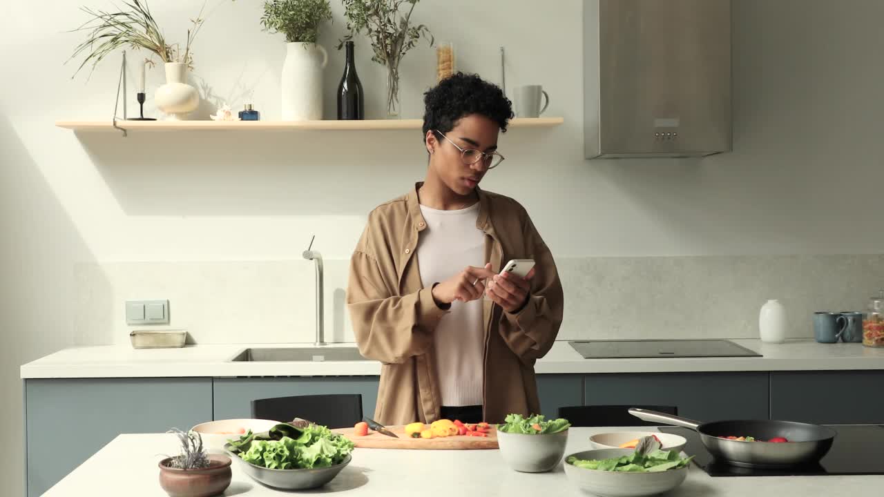 漂亮的黑人妇女在做饭用细胞暂停视频素材