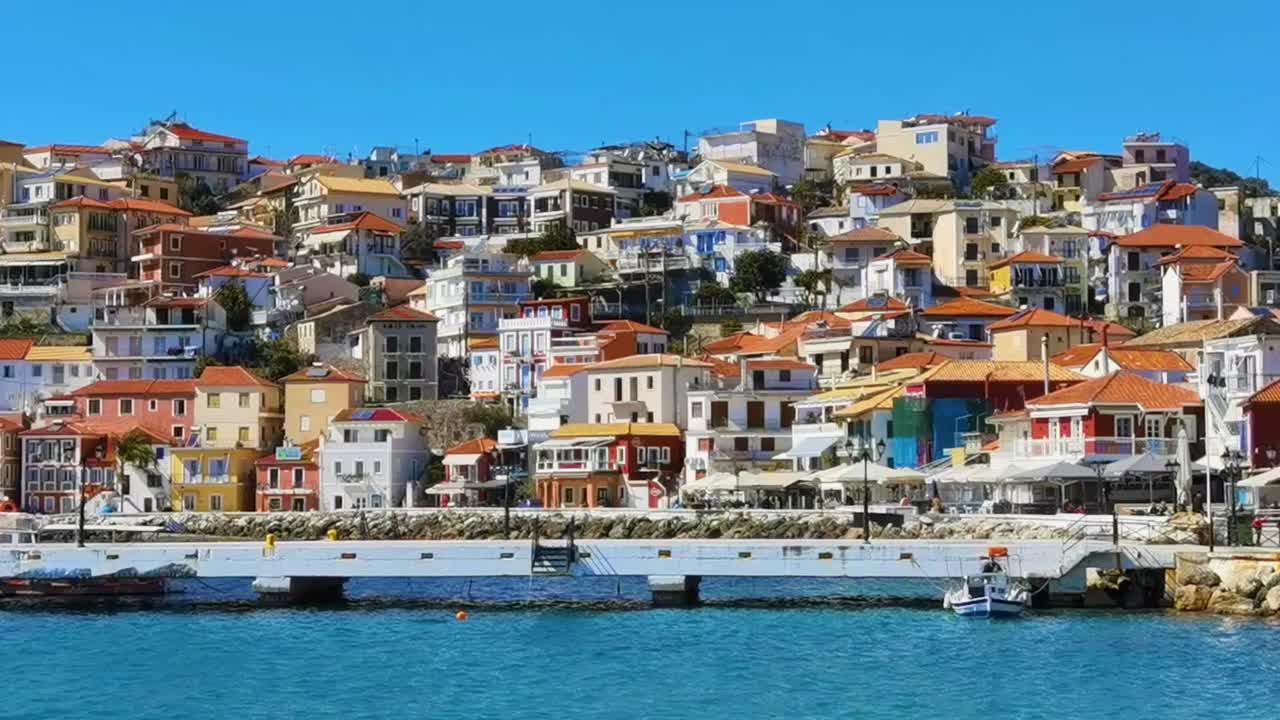 帕尔加市位于希腊海滨，是避暑旅游胜地视频下载