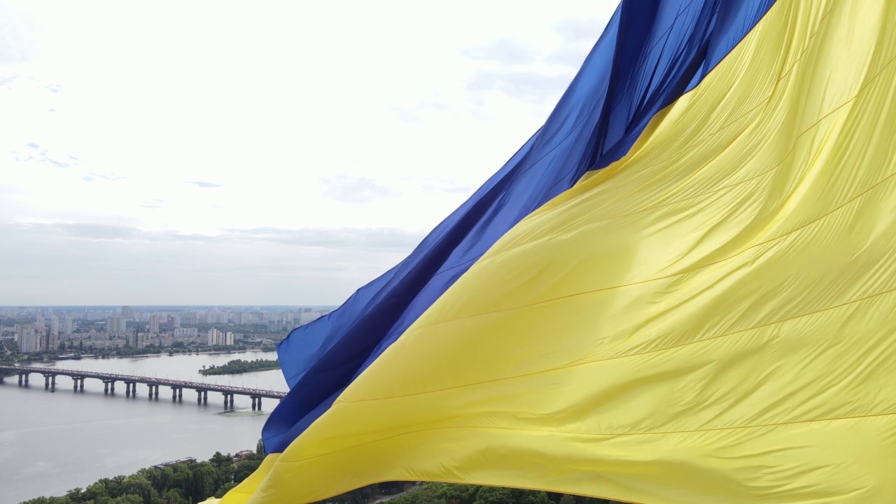 基辅——白天是乌克兰国旗。鸟瞰图。基辅。慢动作视频素材