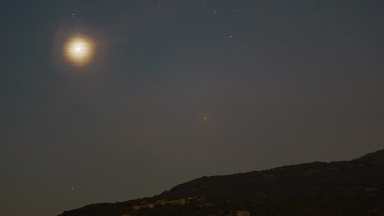 火星和金星在夜空中移动的时间推移，从日出到黎明的黄昏，在希腊的山区视频素材