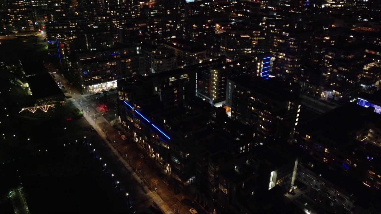 飞越夜晚的温哥华道路视频素材