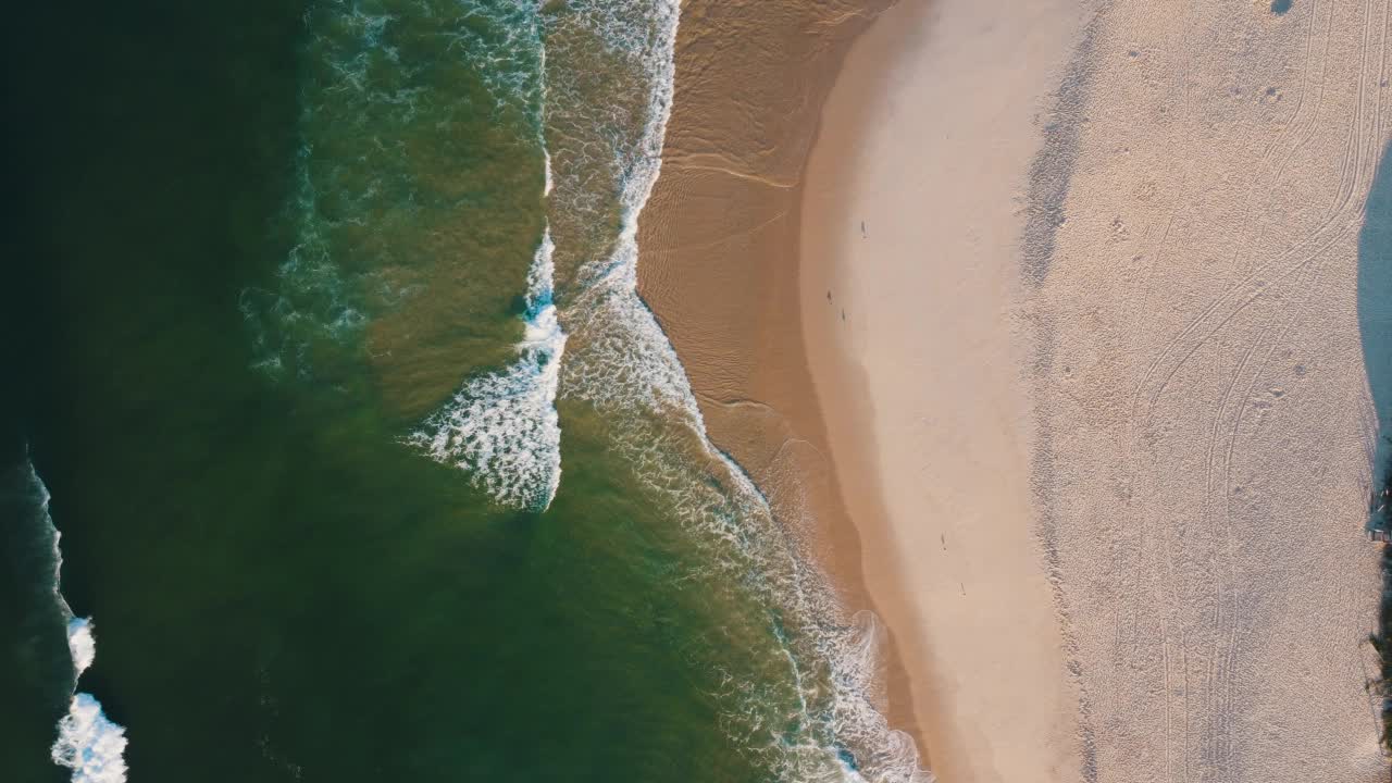 航拍Reserva海滩，Marapendi泻湖和Lucio Costa大道上的汽车交通。Barra da Tijuca和Recreio，在巴西的里约热内卢。日出。阳光明媚的一天。无人驾驶飞机。普拉达珍藏视频素材