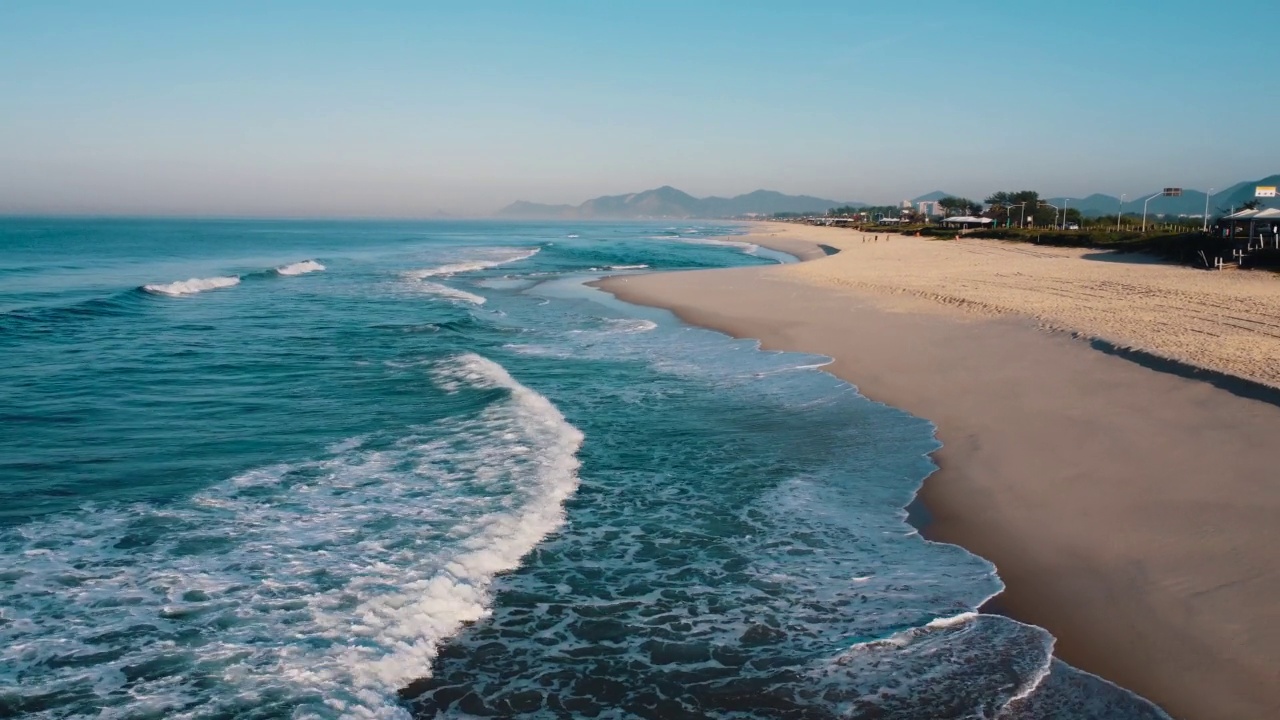 航拍Reserva海滩，Marapendi泻湖和Lucio Costa大道上的汽车交通。Barra da Tijuca和Recreio，在巴西的里约热内卢。日出。阳光明媚的一天。无人驾驶飞机。普拉达珍藏视频素材