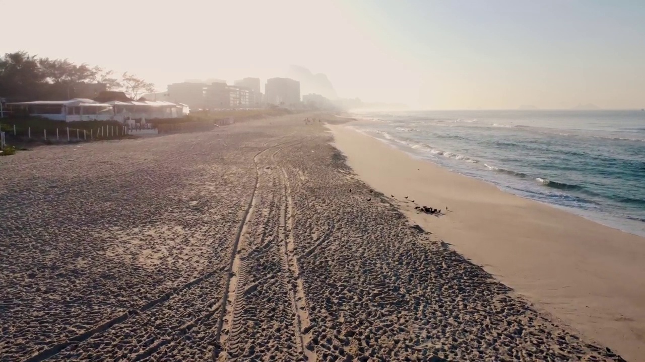 航拍Reserva海滩，Marapendi泻湖和Lucio Costa大道上的汽车交通。Barra da Tijuca和Recreio，在巴西的里约热内卢。日出。阳光明媚的一天。无人驾驶飞机。普拉达珍藏视频素材