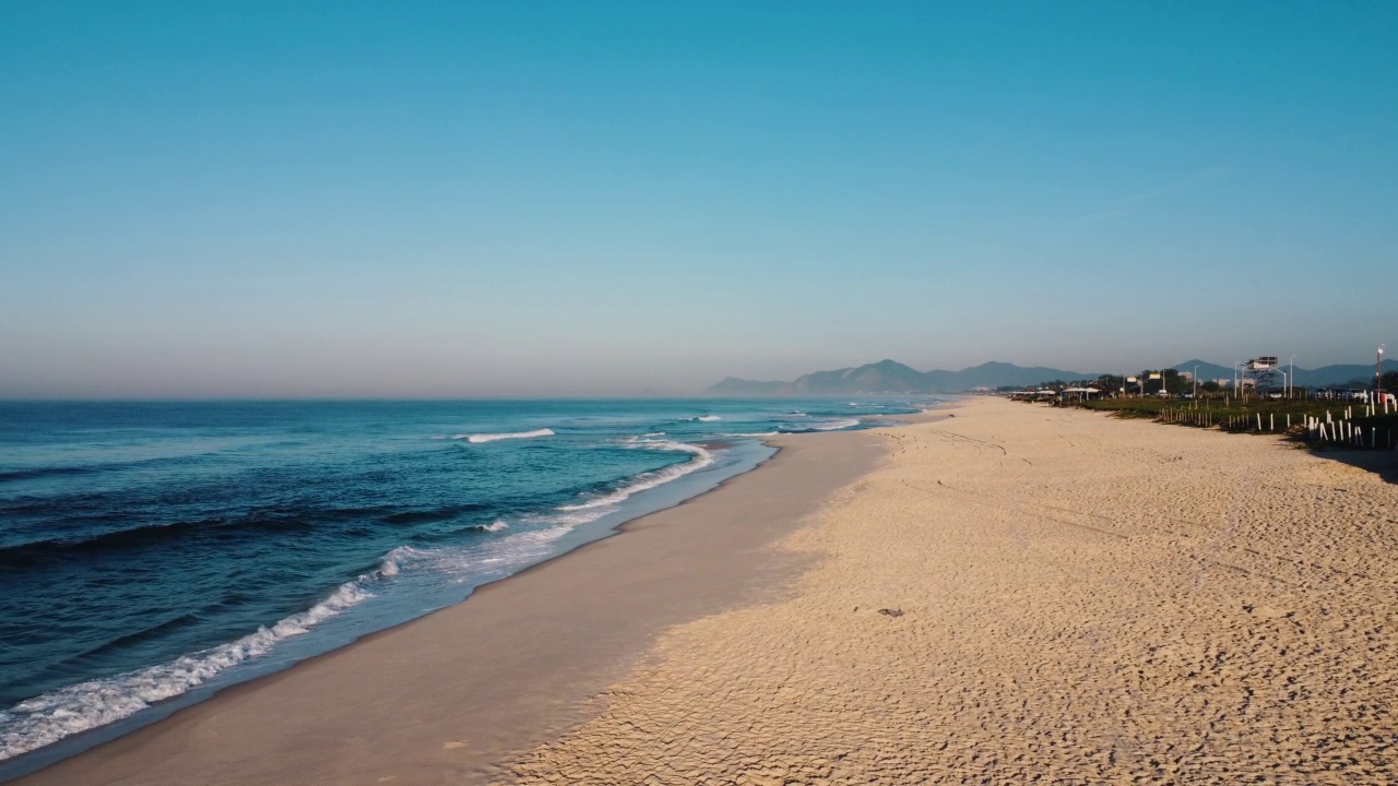 航拍Reserva海滩，Marapendi泻湖和Lucio Costa大道上的汽车交通。Barra da Tijuca和Recreio，在巴西的里约热内卢。日出。阳光明媚的一天。无人驾驶飞机。普拉达珍藏视频素材