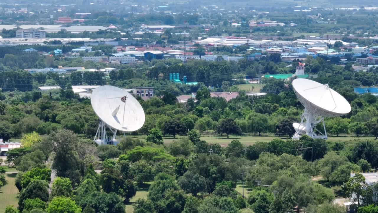 大型电信天线或射电望远镜卫星天线的鸟瞰图视频素材