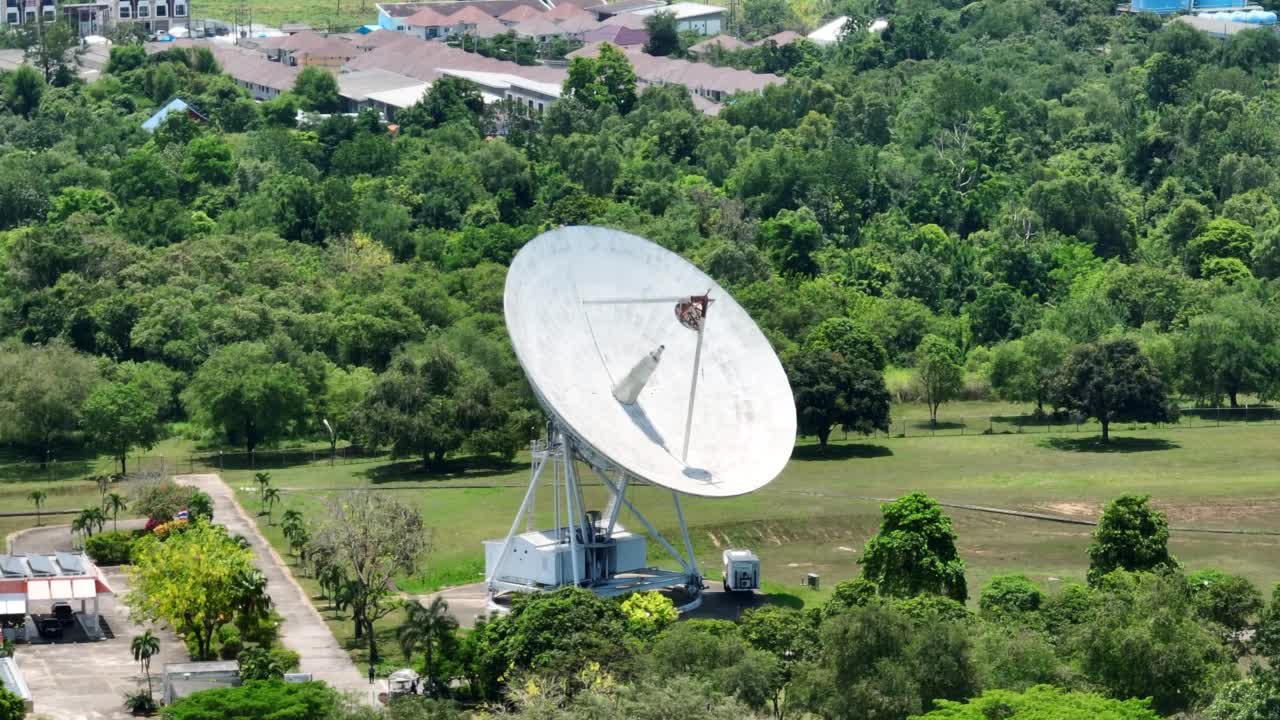 大型电信天线或射电望远镜卫星天线的鸟瞰图视频素材