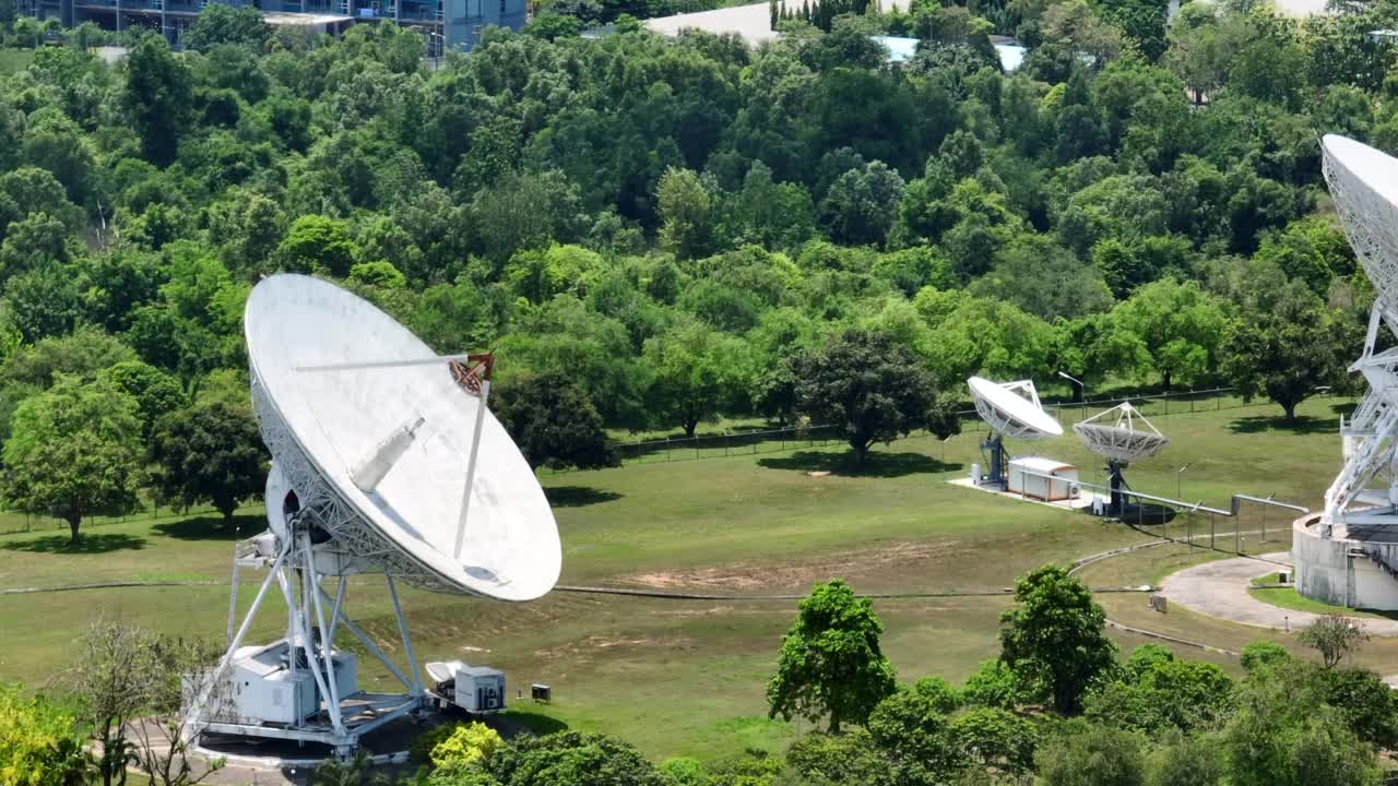 大型电信天线或射电望远镜卫星天线的鸟瞰图视频素材