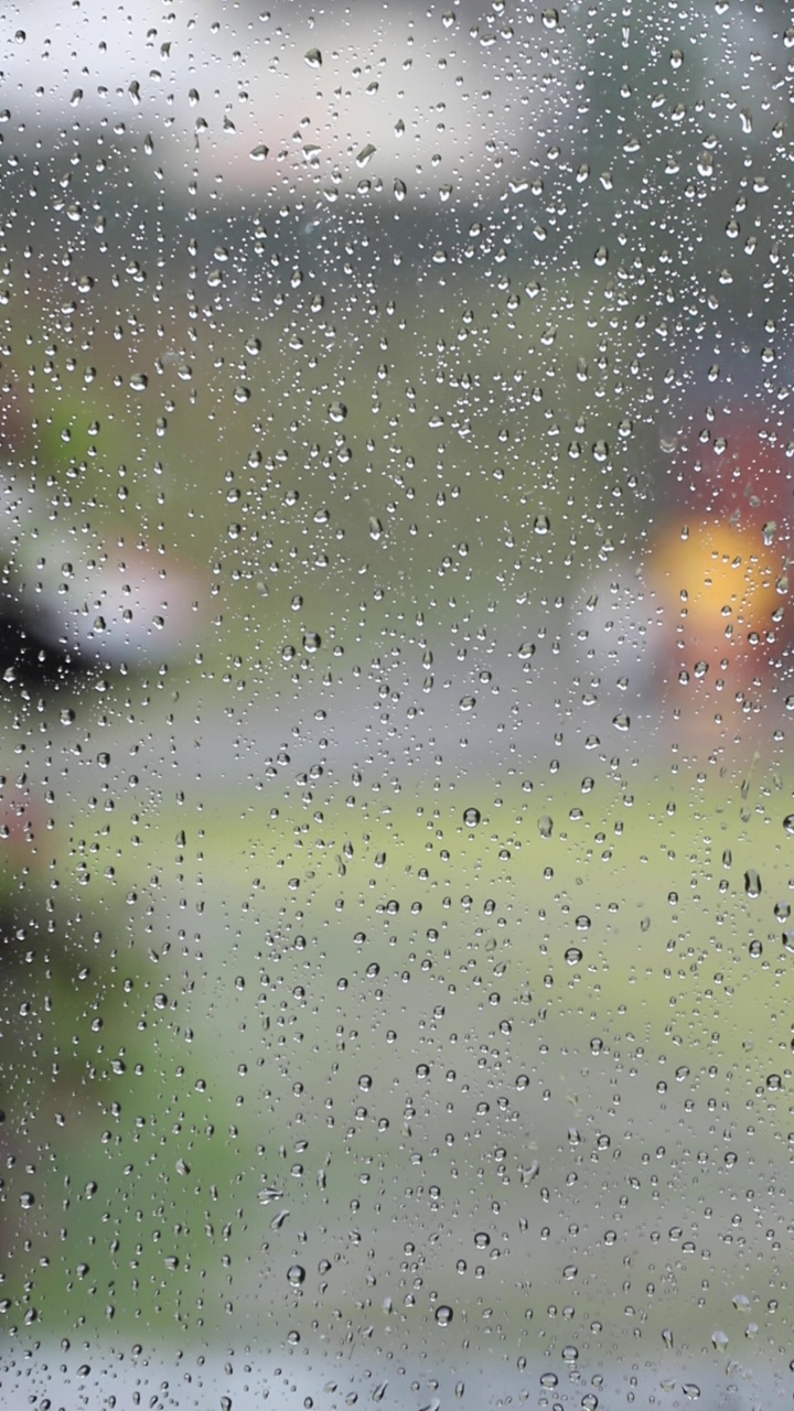 小雨打在玻璃上视频素材