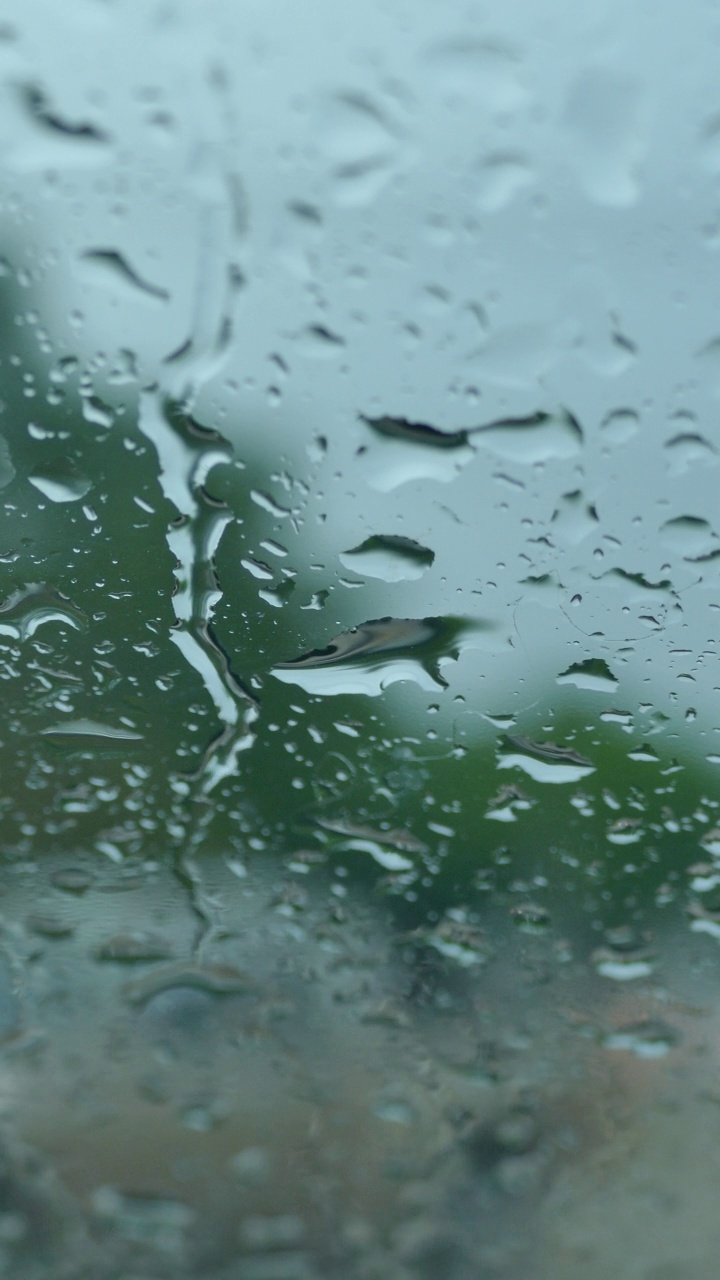 小雨打在玻璃上视频素材