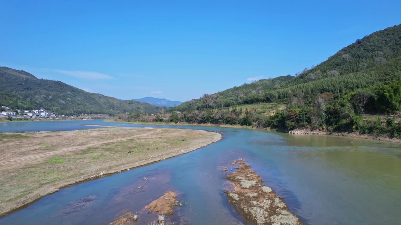 河流中的浅水区视频素材