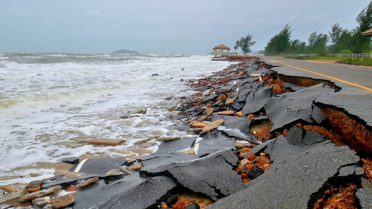 道路被海水侵蚀过程破坏视频素材