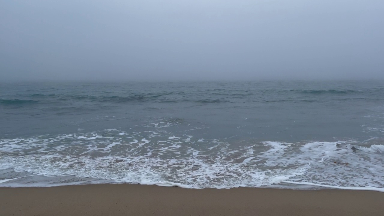 海浪拍打着沙滩视频素材