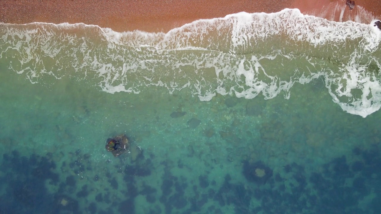 海浪。绿松石色的热带海滩视频素材