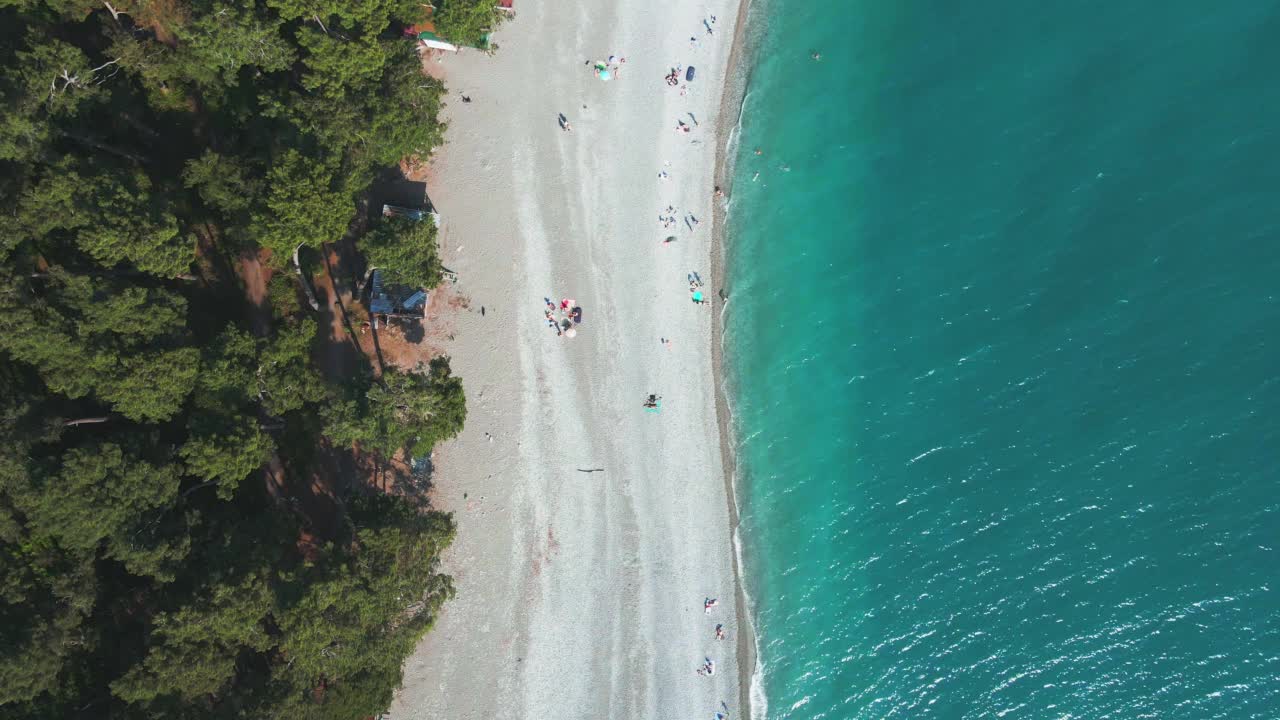 美丽的海滩，碧绿的海水和白色的卵石。视频素材