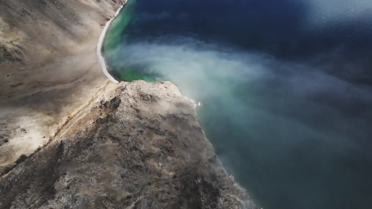 美丽的贝加尔湖岸边，清澈湛蓝的湖水。视频素材