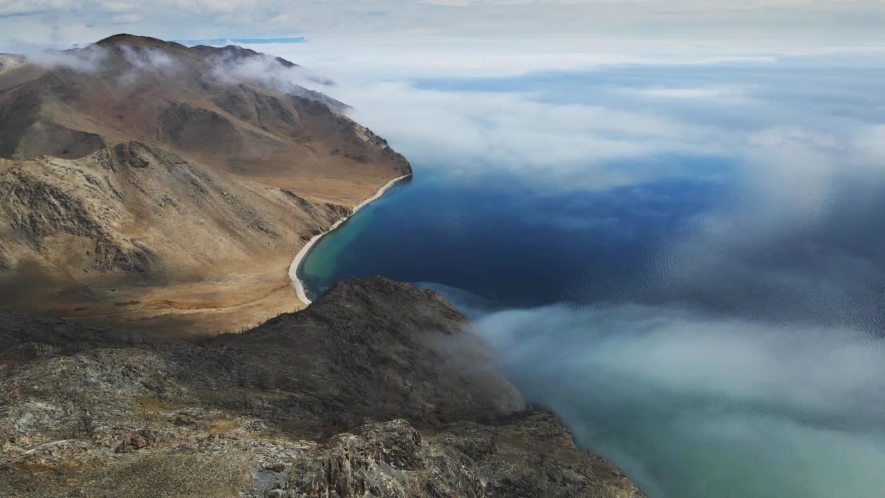 贝加尔湖美丽的海岸，碧蓝的湖水。视频素材