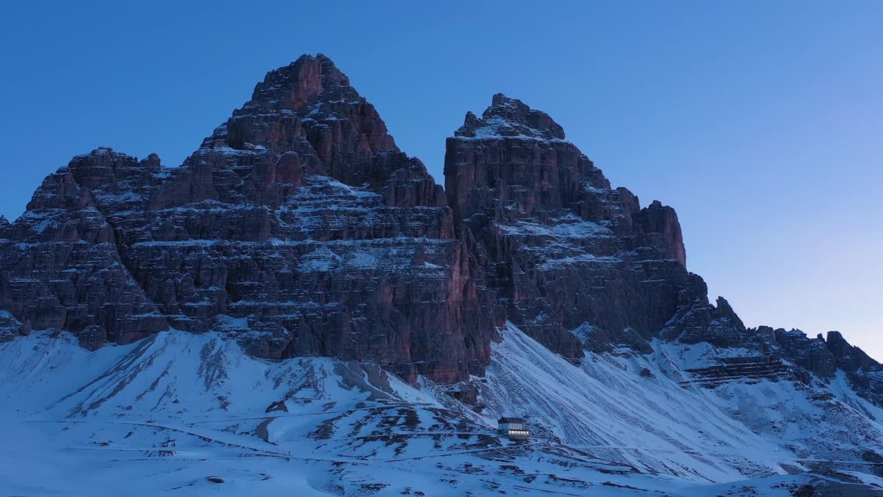 冬天蓝色时刻的拉瓦雷多雪峰。鸟瞰图。白云石山脉、意大利视频素材