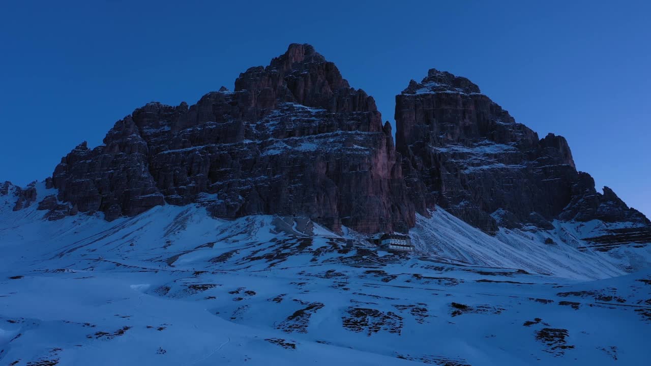 冬天蓝色时刻的拉瓦雷多雪峰。鸟瞰图。白云石山脉、意大利视频素材