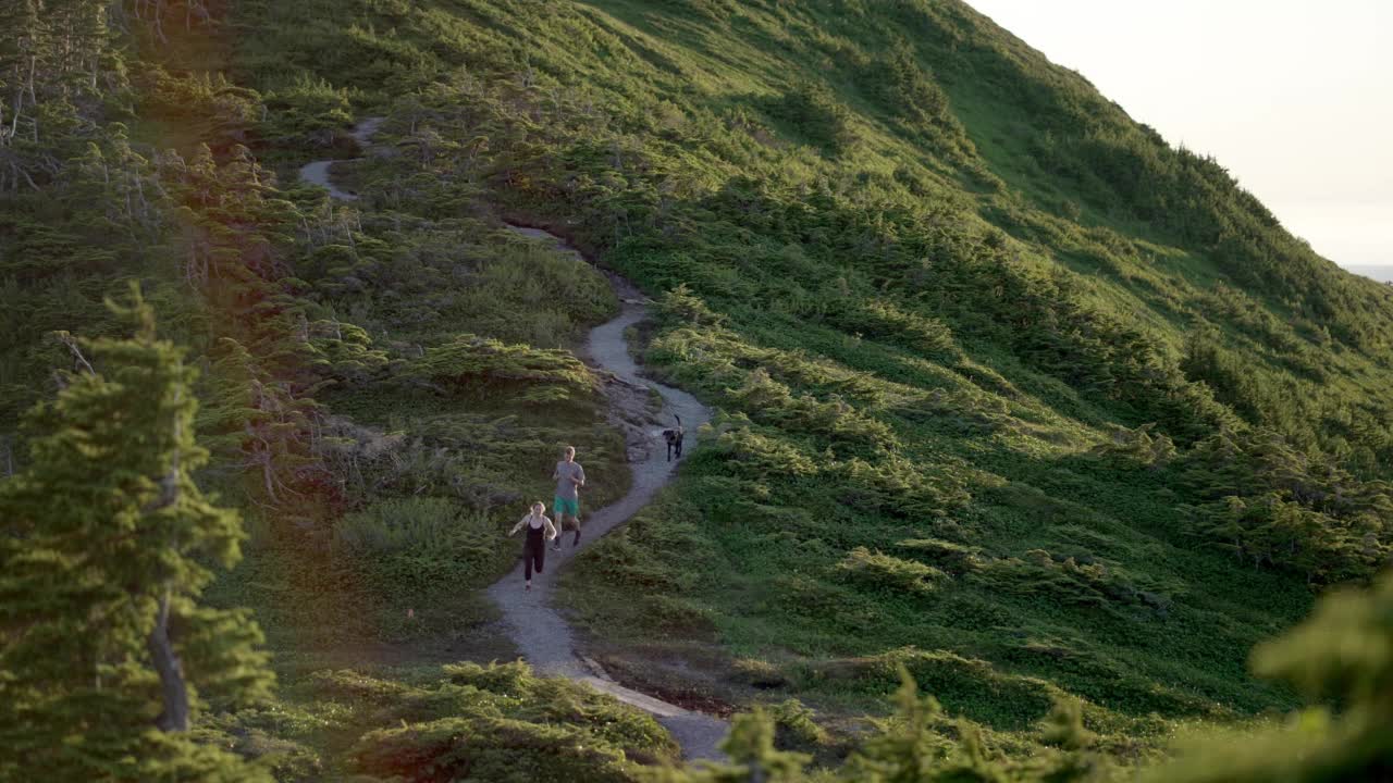 男性和女性在山上的一条小路上跑步视频素材