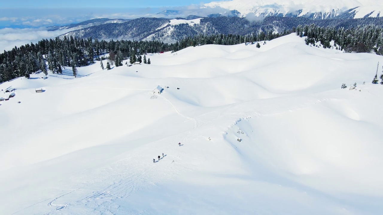 冬天阳光明媚的一天，白雪覆盖的马姆济什卡山山顶视频素材