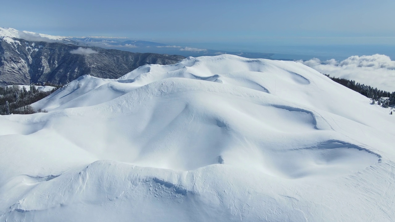 冬天阳光明媚的一天，白雪覆盖的马姆济什卡山山顶视频素材