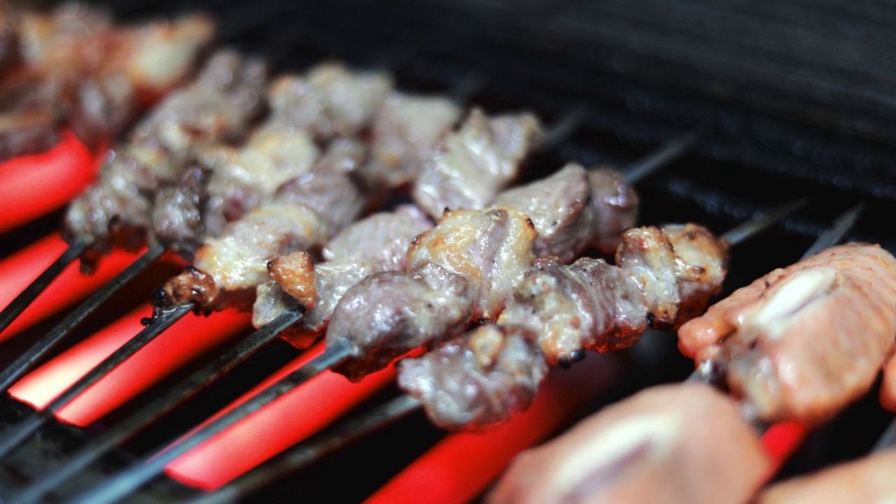 烤鸡翅、羊肉串、中式烧烤视频素材