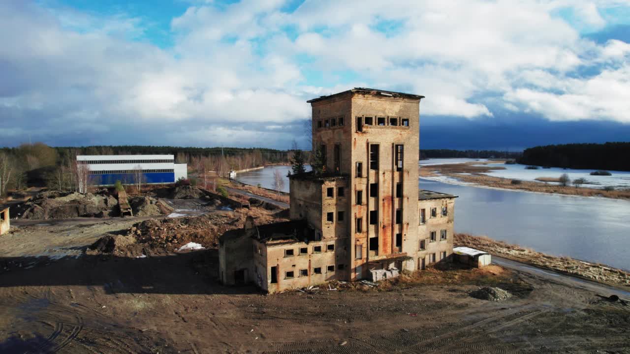 古老高大的废墟建筑，无人机拍摄，摄像机在建筑周围飞行视频素材