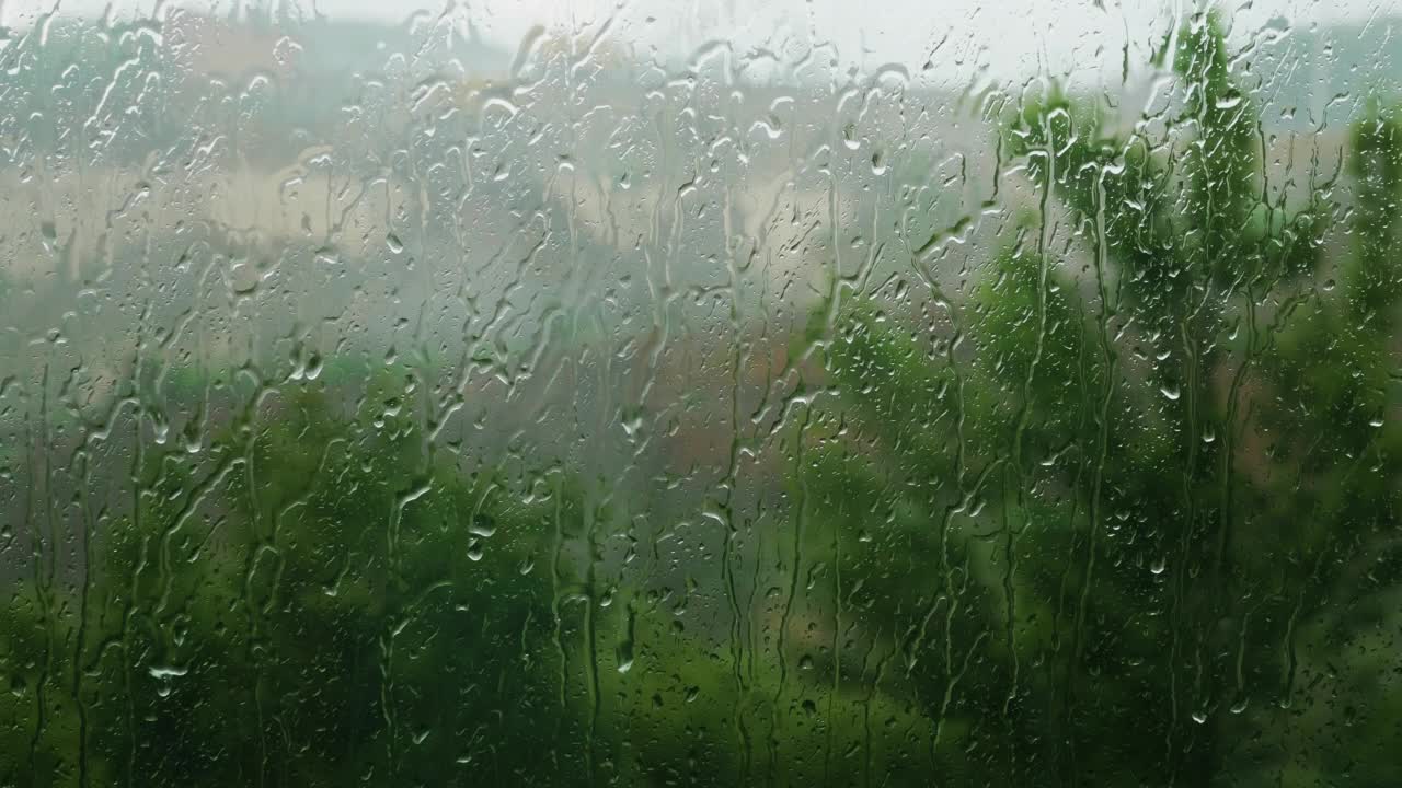 风雨，雨滴落在玻璃上视频素材