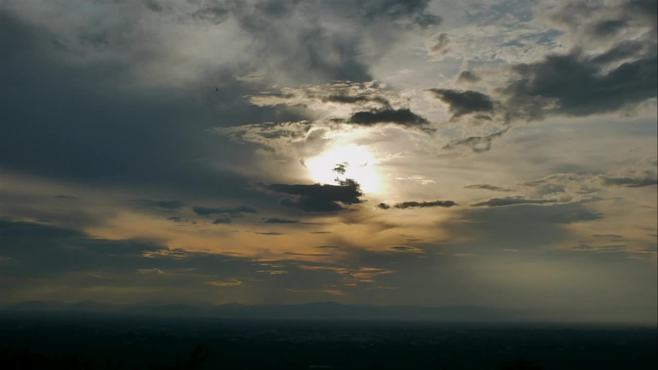 夕阳与五彩缤纷的乡村天空的戏剧性。视频素材