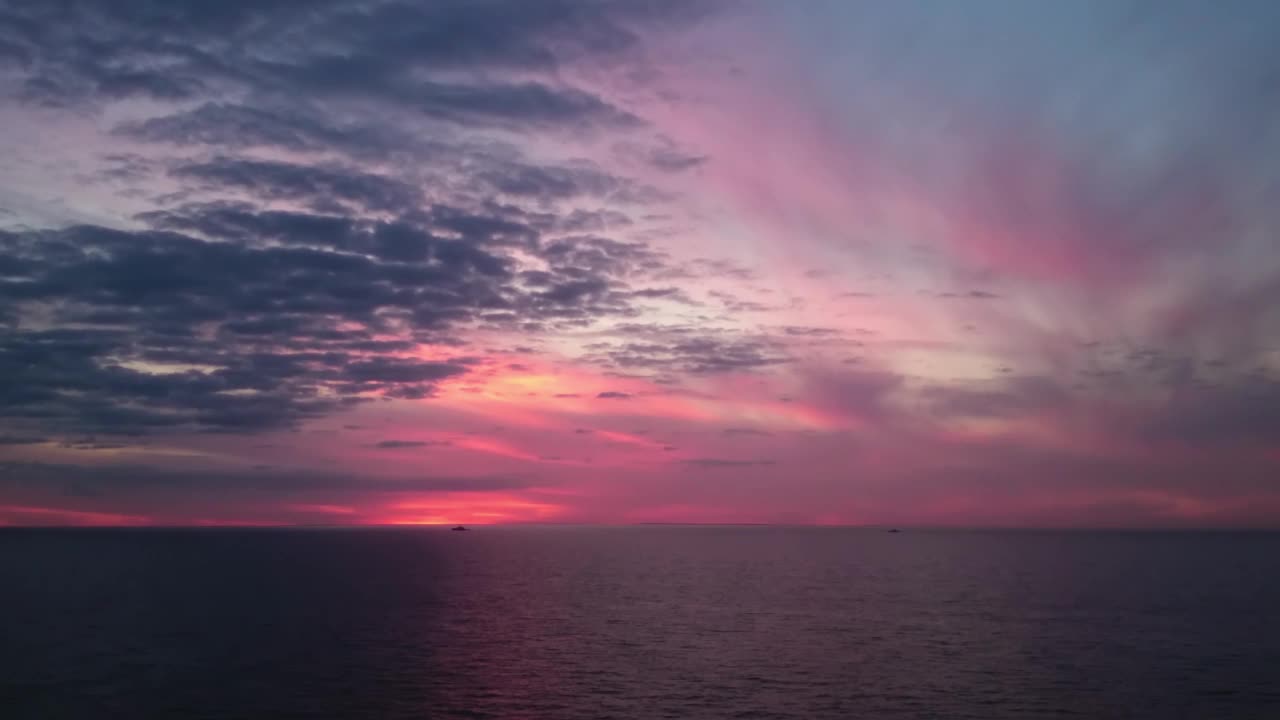 粉红色的夕阳在海面上，美丽的海景。视频素材