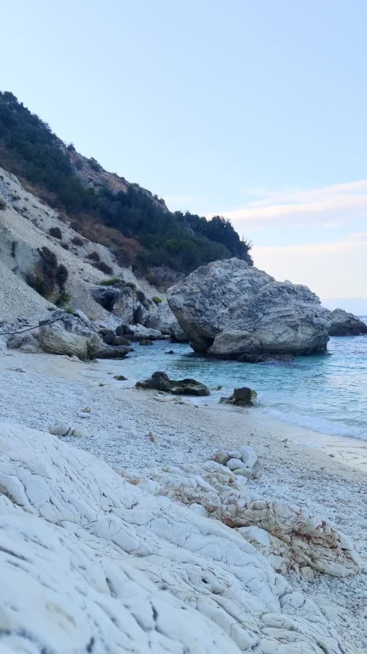 蓝色的大海，海浪，岩石海滩视频素材