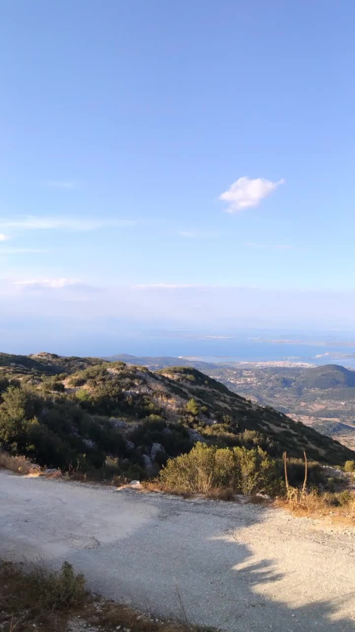 勒夫卡达岛全景山上的老教堂视频素材