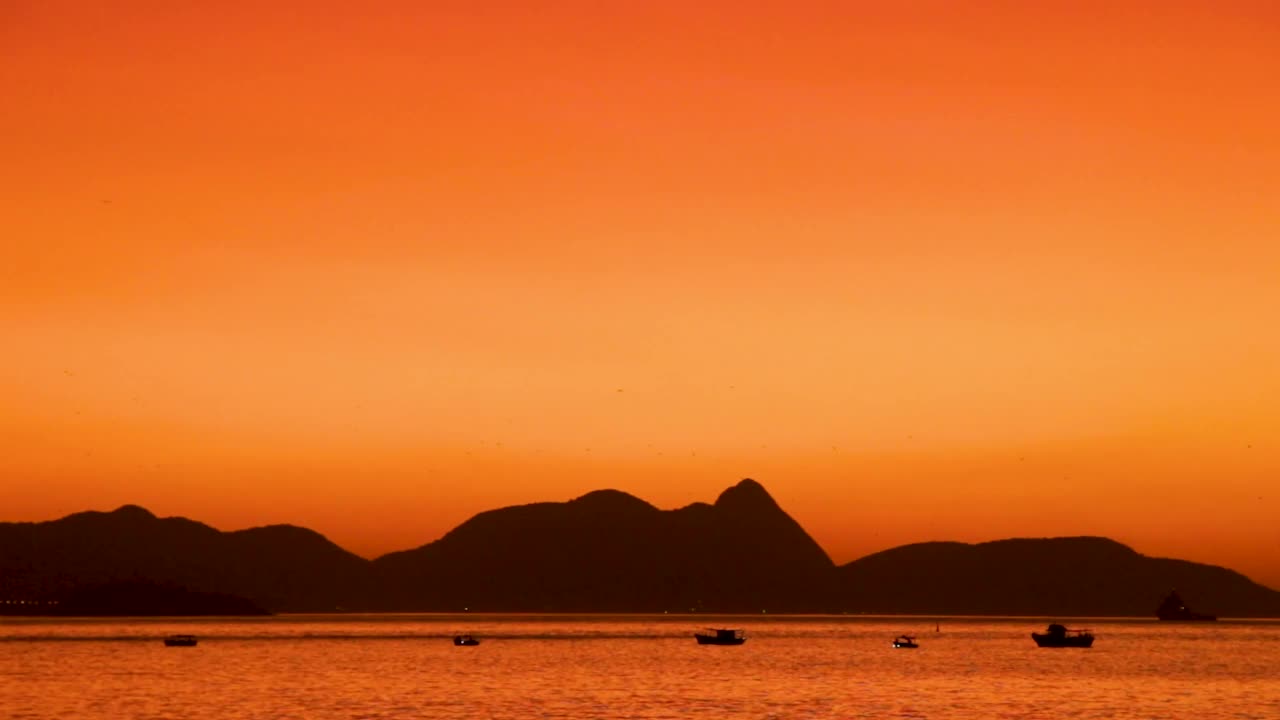 里约热内卢厄卡红海滩上的日出视频素材