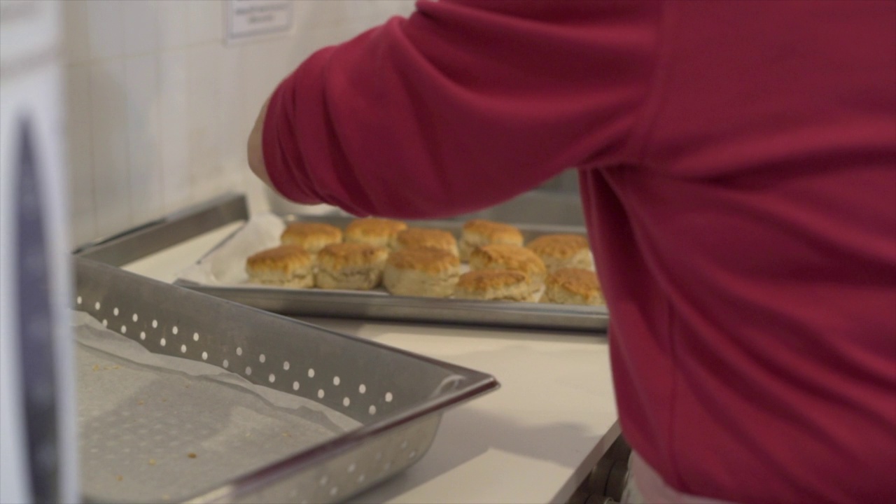 刚出炉的烤饼刚从烤箱里拿出来视频素材