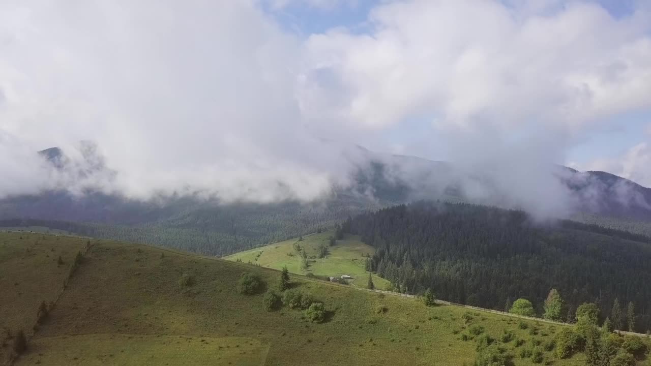 树木繁茂的喀尔巴阡山脉的航拍全景视频素材