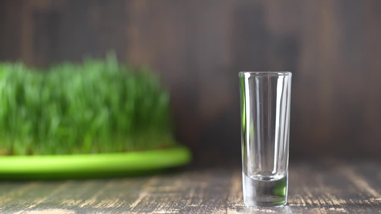 青叶小麦和麦草的汁液倒入杯中视频素材