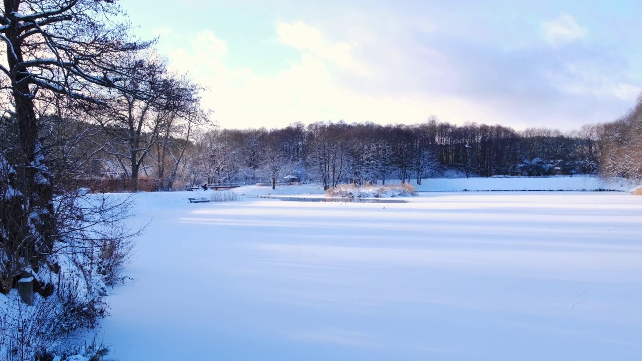 风景如画的冰湖雪冬景观视频素材