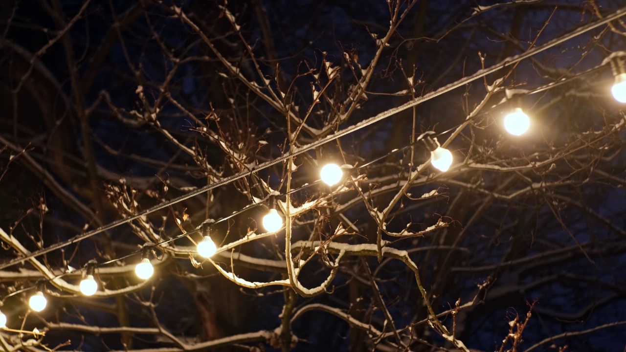冬季圣诞装饰架空户外暖灯灯泡线视频素材