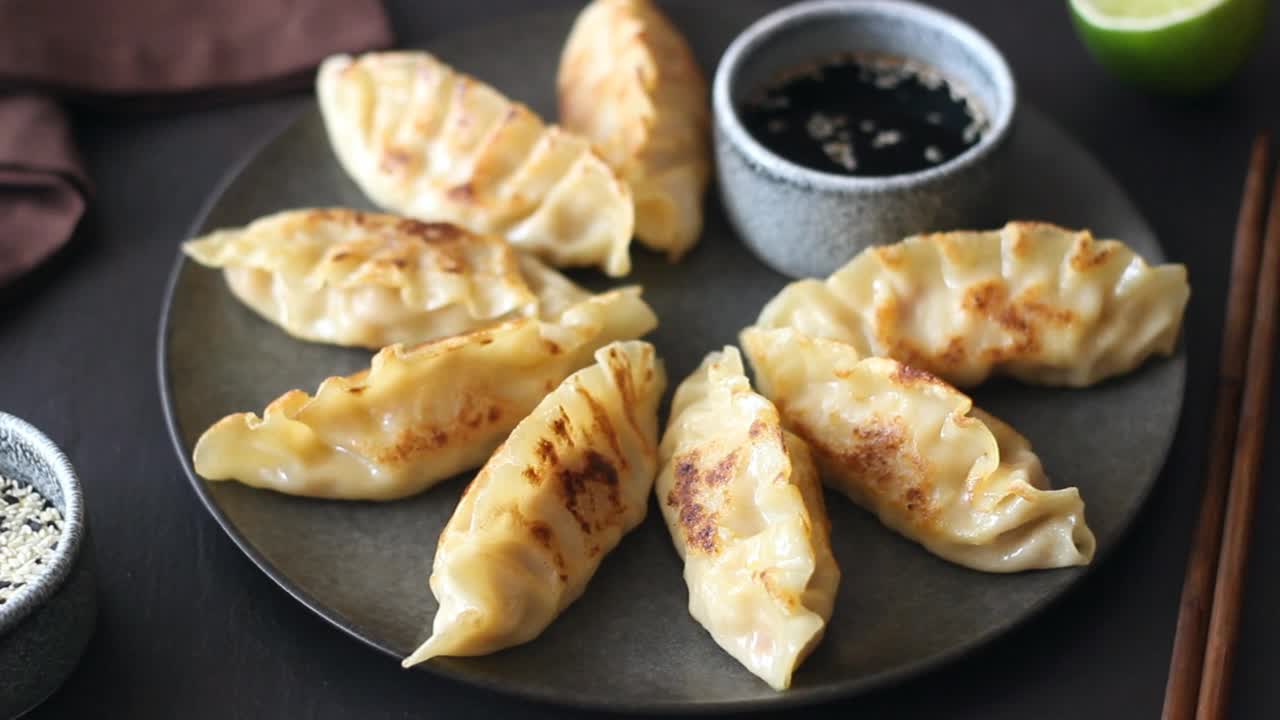 酱油煎饺。饺子。健康饮食。亚洲食品。视频素材