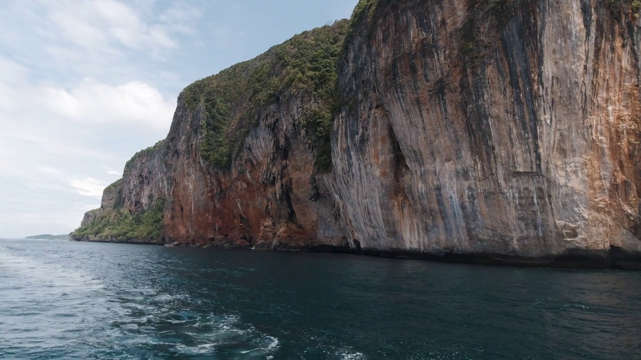 快艇POV经过长尾船Phi Phi Don泰国视频素材